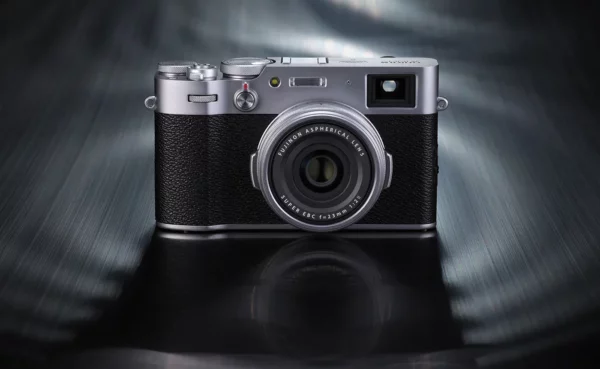 Retrouvez le mode d'emploi du Fujifilm X-100V. Découvrez les fonctionnalités, réglages, et conseils pour maîtriser cet appareil photo professionnel.